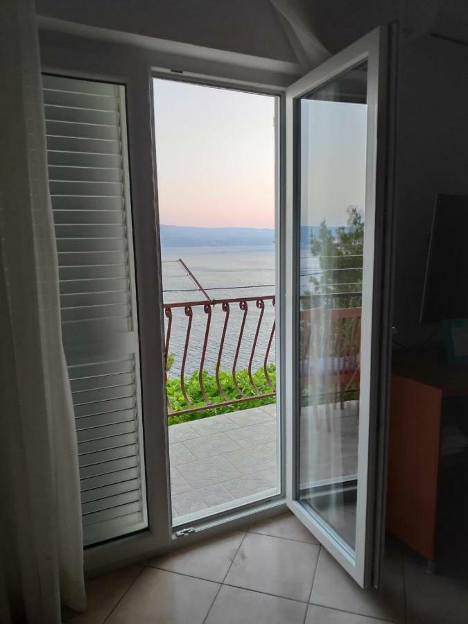 Apartmani Mara I Kata Omiš Exterior foto