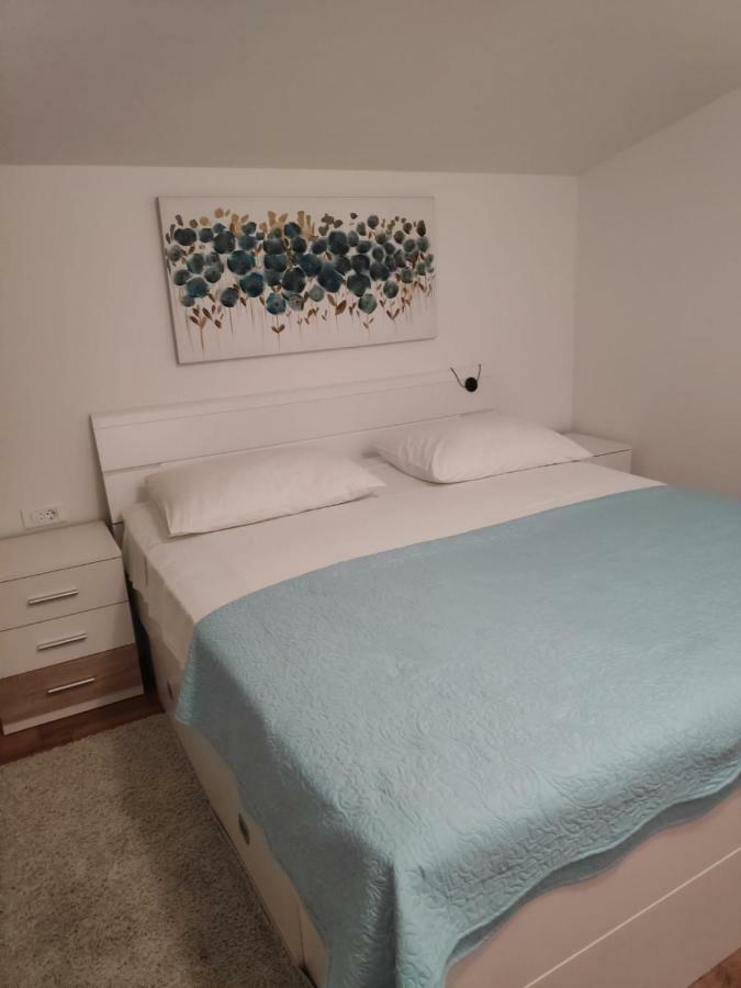 Apartmani Mara I Kata Omiš Exterior foto
